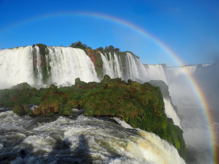 Foto grátis belas paisagens de um arco-íris sobre uma cachoeira no parque nacional do iguaçu, cataratas, argentina