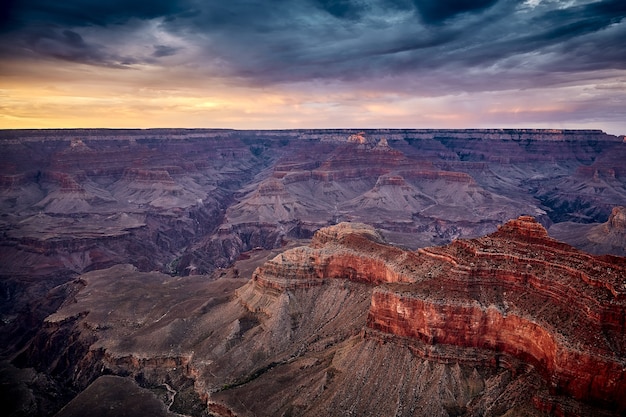 Belas paisagens de um desfiladeiro no Parque Nacional do Grand Canyon, Arizona - EUA