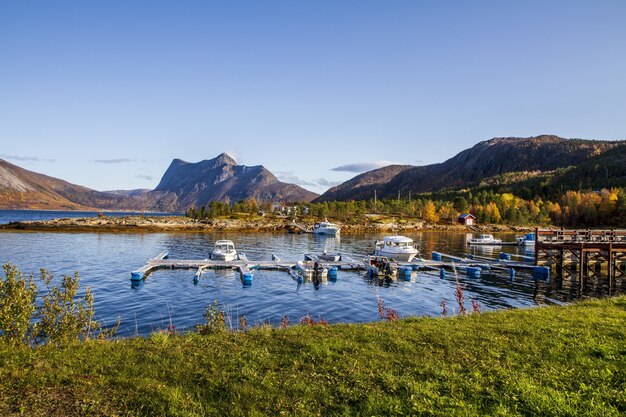 Belas paisagens de um lago e fiordes na Noruega sob um céu azul claro