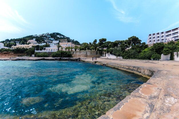 Belas paisagens de uma cidade turística na colina e um mar