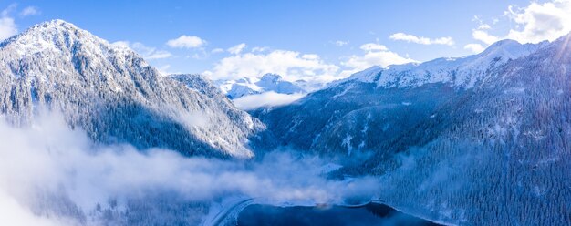 Belas paisagens de uma floresta nos Alpes nevados no inverno