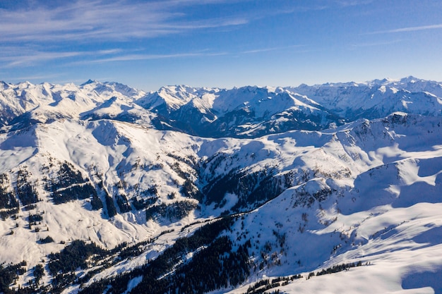 Belas paisagens de uma paisagem montanhosa coberta de neve na Áustria