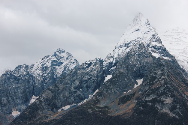 Belas paisagens deslumbrantes de altas montanhas e colinas no campo