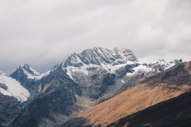 Belas paisagens deslumbrantes de altas montanhas e colinas no campo