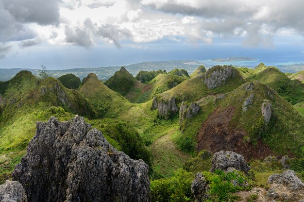 Belas paisagens do Pico Osmena nas Filipinas sob o céu nublado