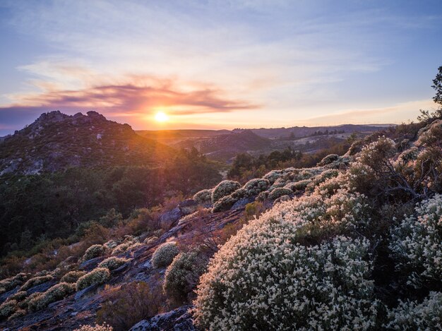 Belas paisagens do pôr do sol de tirar o fôlego no Parque Natural de Montesinho em Portugal