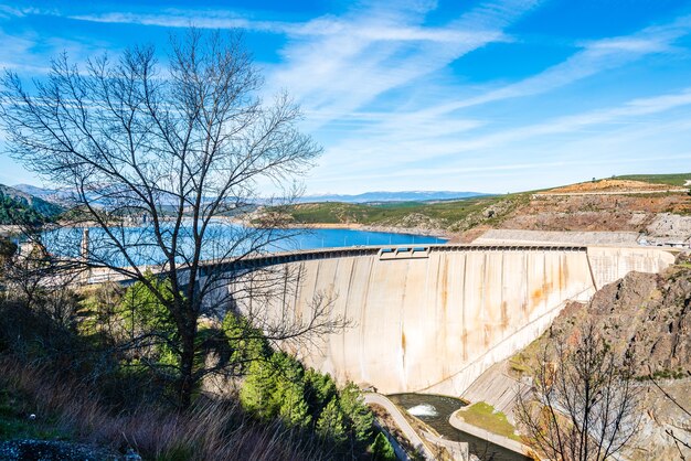 Foto grátis belas paisagens do reservatório el atazar em madrid, espanha, sob um céu azul