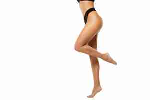 Foto grátis belas pernas femininas isoladas no branco