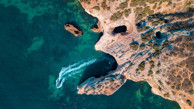 Belas praias do Atlântico e falésias do Algarve, Portugal em um dia ensolarado de verão