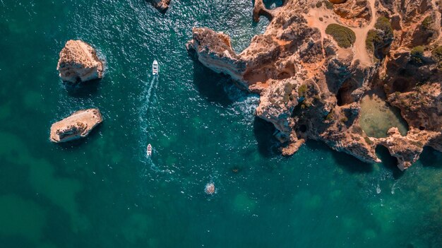 Belas praias do Atlântico e falésias do Algarve, Portugal em um dia ensolarado de verão