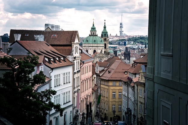 Belas ruas antigas e prédios de Praga.