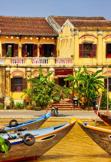 Belas verticais de edifícios e barcos em Hoi An, Vietnã