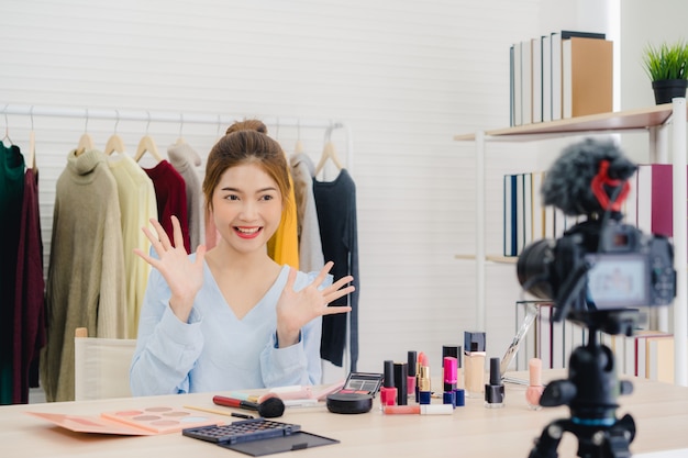 Beleza blogueiro apresentar cosméticos beleza sentado na frente da câmera para gravação de vídeo