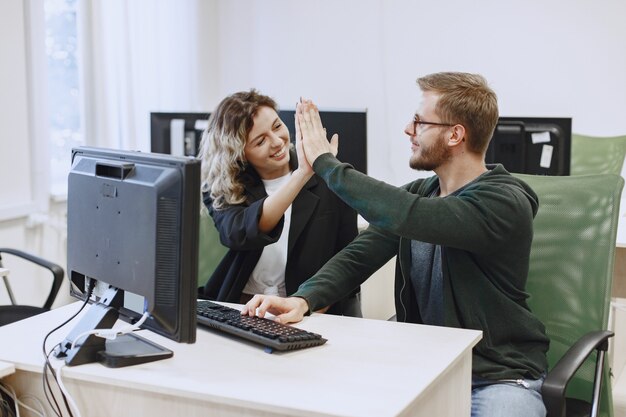 Beleza com amiga. Homem e mulher se comunicam. Os alunos estudam ciência da computação.