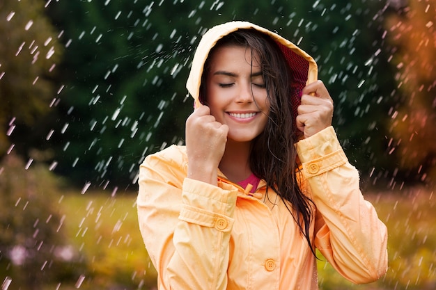 Beleza feminina natural na chuva de outono