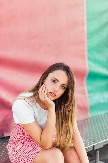 Foto grátis beleza jovem posando feliz