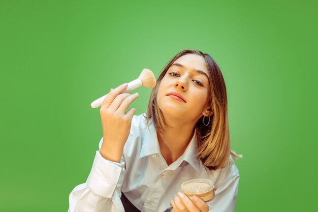 Beleza. Menina adolescente sonhando com a profissão de maquiador. Conceito de infância, planejamento, educação e sonho. Quer se tornar um funcionário de sucesso na indústria da moda e estilo, artista de penteado.