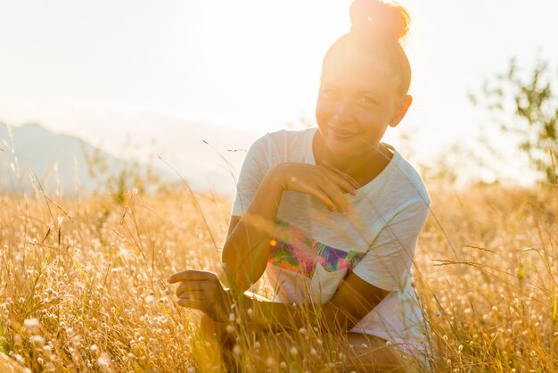 Beleza Menina Ao ar livre desfrutando da natureza