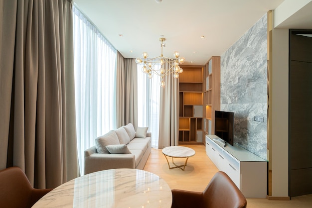 Foto grátis belo apartamento de design moderno contemporâneo com luz natural da cortina branca da janela bir