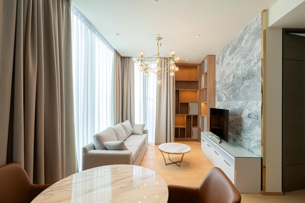Belo apartamento de design moderno contemporâneo com luz natural da cortina branca da janela bir