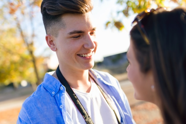 Belo casal jovem apaixonado pelo parque.