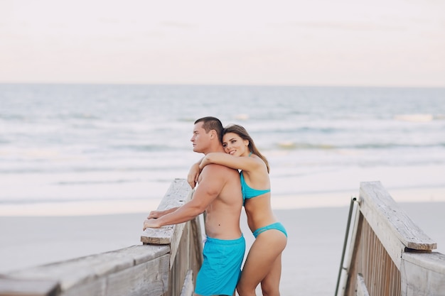 Belo casal na praia