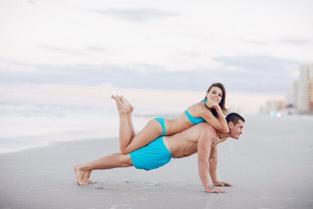 Belo casal na praia