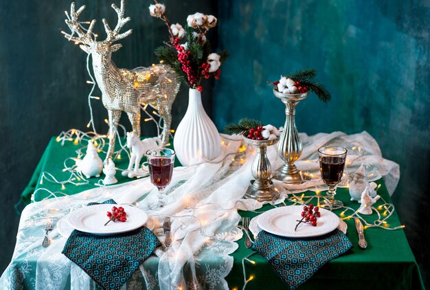 Belo cenário de mesa de Natal com enfeites