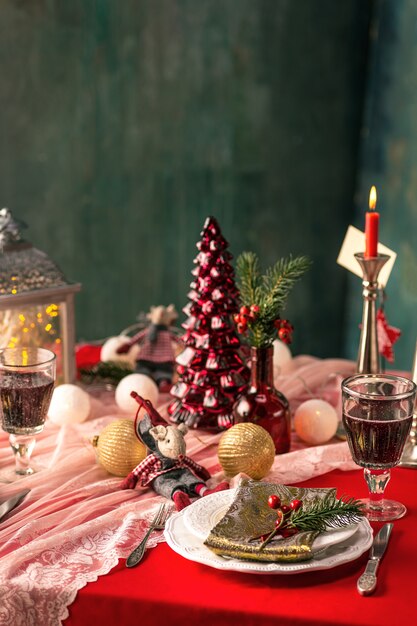 Belo cenário de mesa de Natal com enfeites