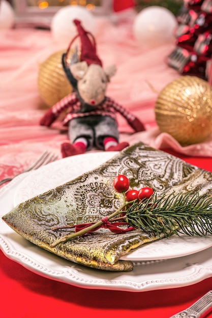 Belo cenário de mesa de Natal com enfeites