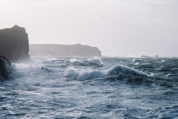 Belo cenário de ondas do mar batendo em formações rochosas