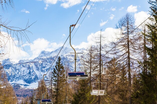 Belo cenário de uma paisagem de inverno nos Alpes