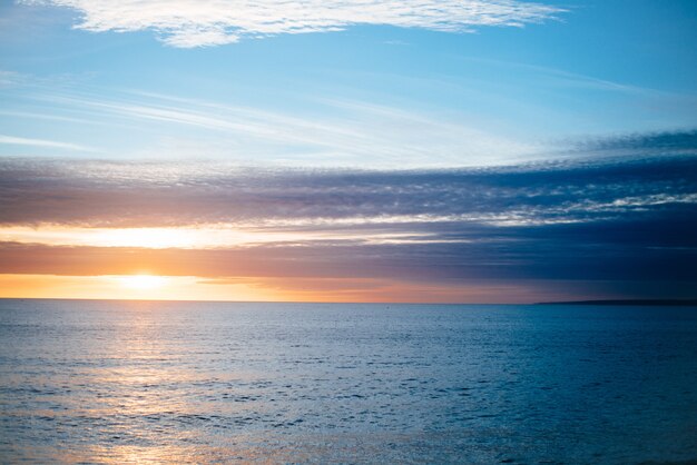 Belo cenário do pôr do sol sobre o mar tranquilo