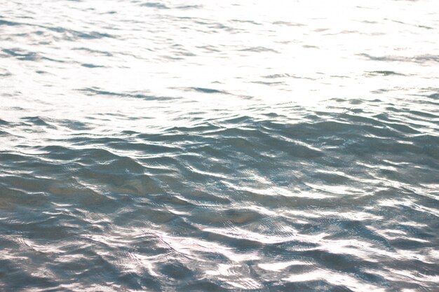 Belo close das ondas do mar e texturas de água
