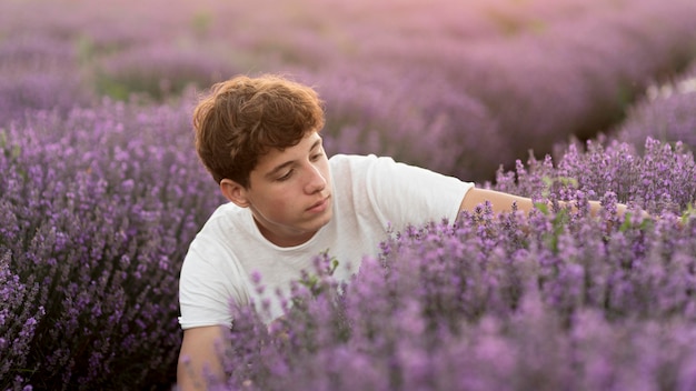 Foto grátis belo conceito de natureza desfrutando