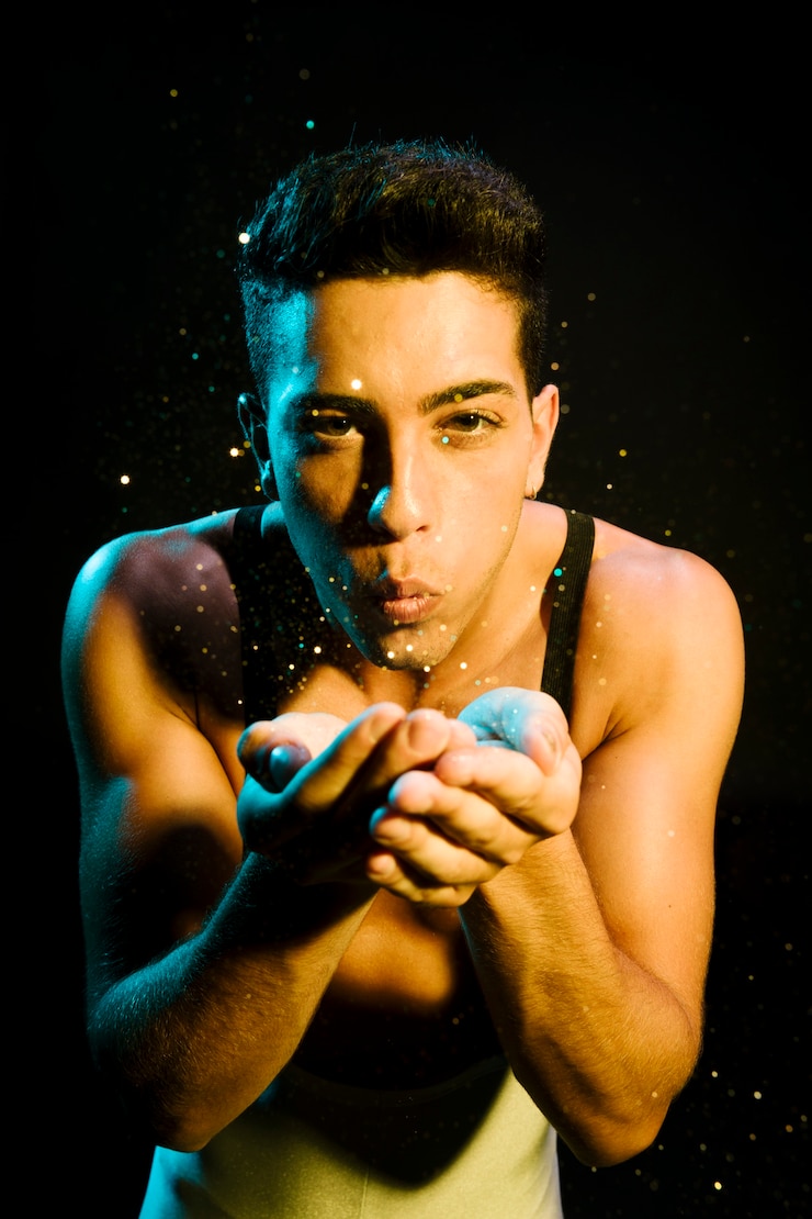 Foto grátis belo dançarino contemporâneo soprando glitter