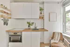 Foto grátis belo design de interiores de cozinha mobiliada renovada