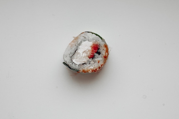 Foto grátis belo e delicioso sushi entrega de sushi rolos de sushi publicitários feitos de peixe e queijo