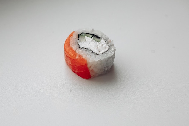 Foto grátis belo e delicioso sushi entrega de sushi rolos de sushi publicitários feitos de peixe e queijo
