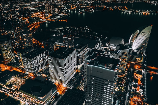 Belo edifício e arquitetura no horizonte da cidade de yokohama