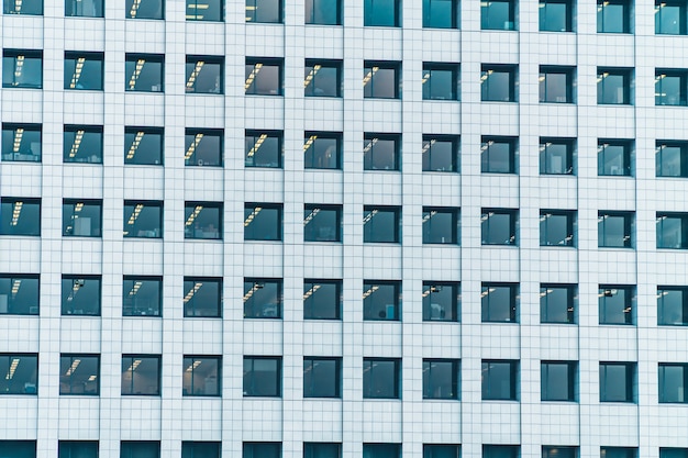 Belo edifício exterior com texturas de padrão de janela de vidro