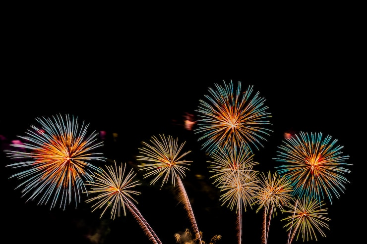 Foto grátis belo fogo de artifício colorido exibir à noite para comemorar