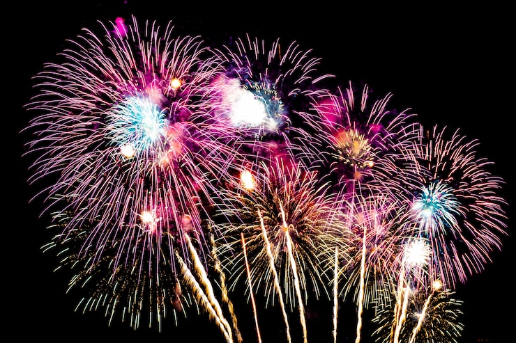 Foto grátis belo fogo de artifício no céu à noite para celebração