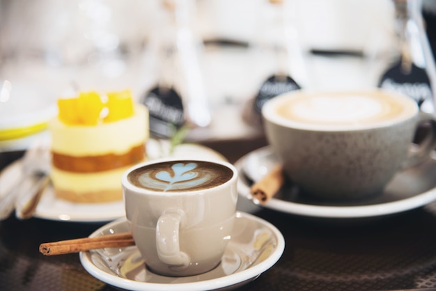 Belo fresco relax conjunto de xícara de café da manhã