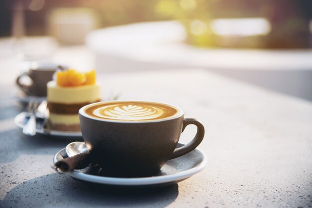 Belo fresco relax conjunto de xícara de café da manhã