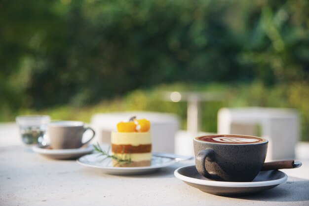 Belo fresco relax conjunto de xícara de café da manhã