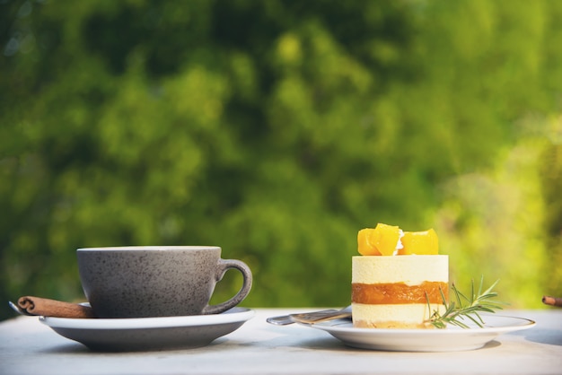 Belo fresco relax conjunto de xícara de café da manhã