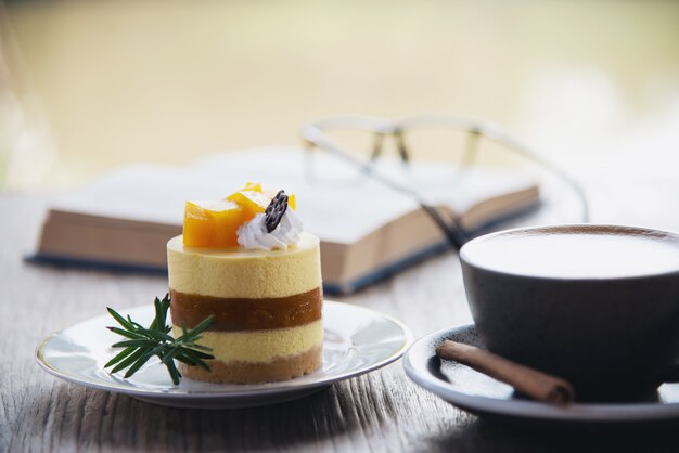 Belo fresco relax conjunto de xícara de café da manhã