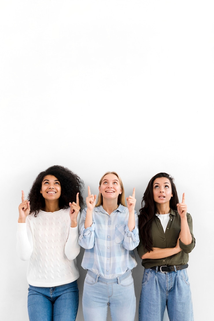 Foto grátis belo grupo de mulheres com espaço de cópia