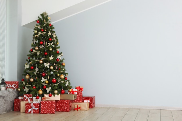 Belo interior decorado para o natal ou a nova árvore de natal e presentes